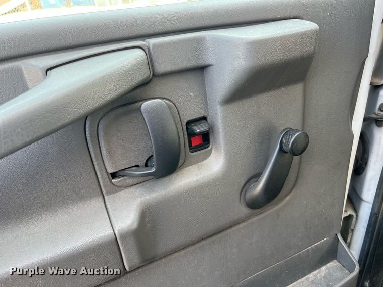 image for item LE9542 2014 Chevrolet Express  shuttle bus