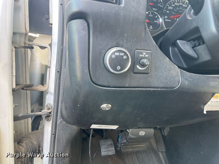 image for item LE9542 2014 Chevrolet Express  shuttle bus