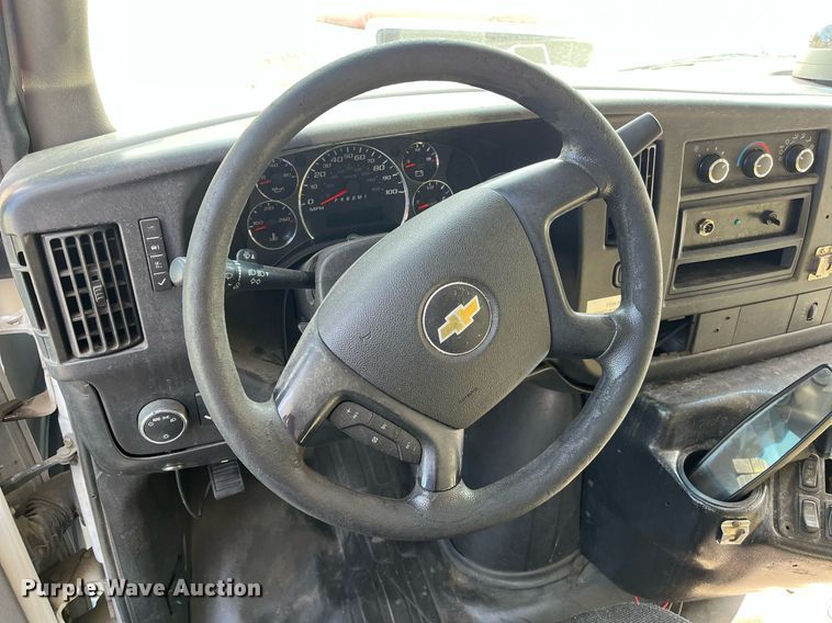 image for item LE9542 2014 Chevrolet Express  shuttle bus