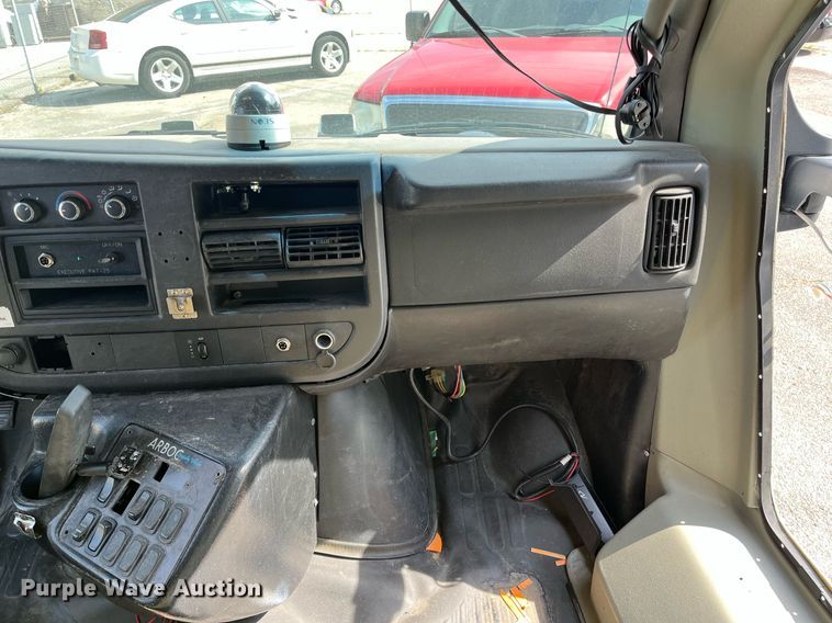 image for item LE9542 2014 Chevrolet Express  shuttle bus