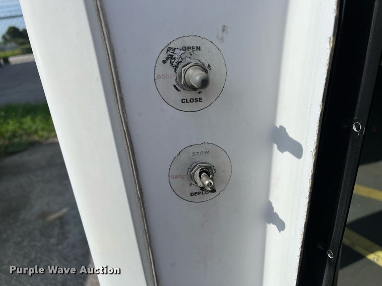 image for item LE9542 2014 Chevrolet Express  shuttle bus