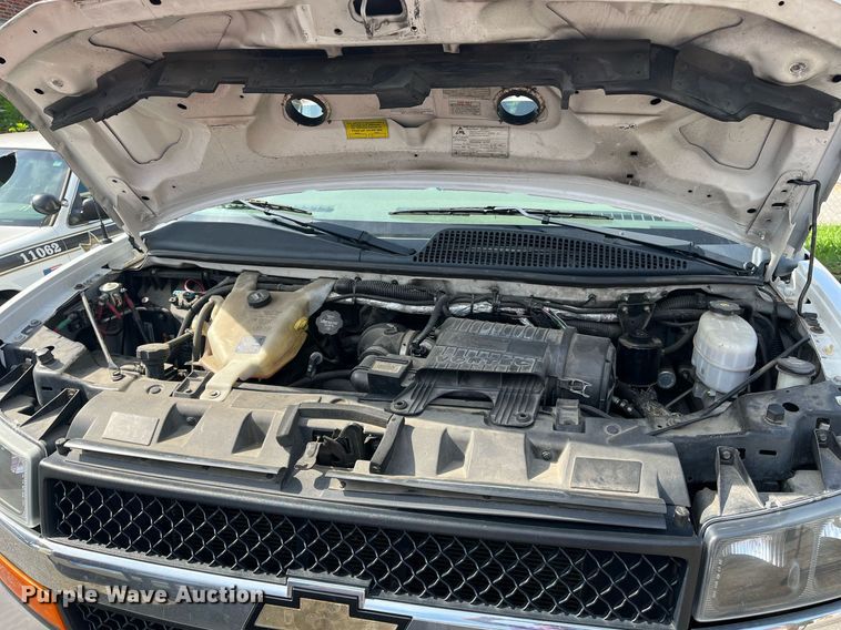 image for item LE9542 2014 Chevrolet Express  shuttle bus