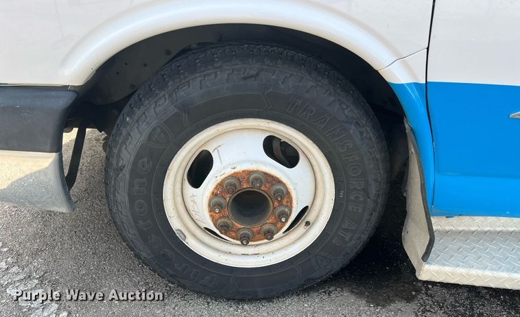 image for item LE9542 2014 Chevrolet Express  shuttle bus