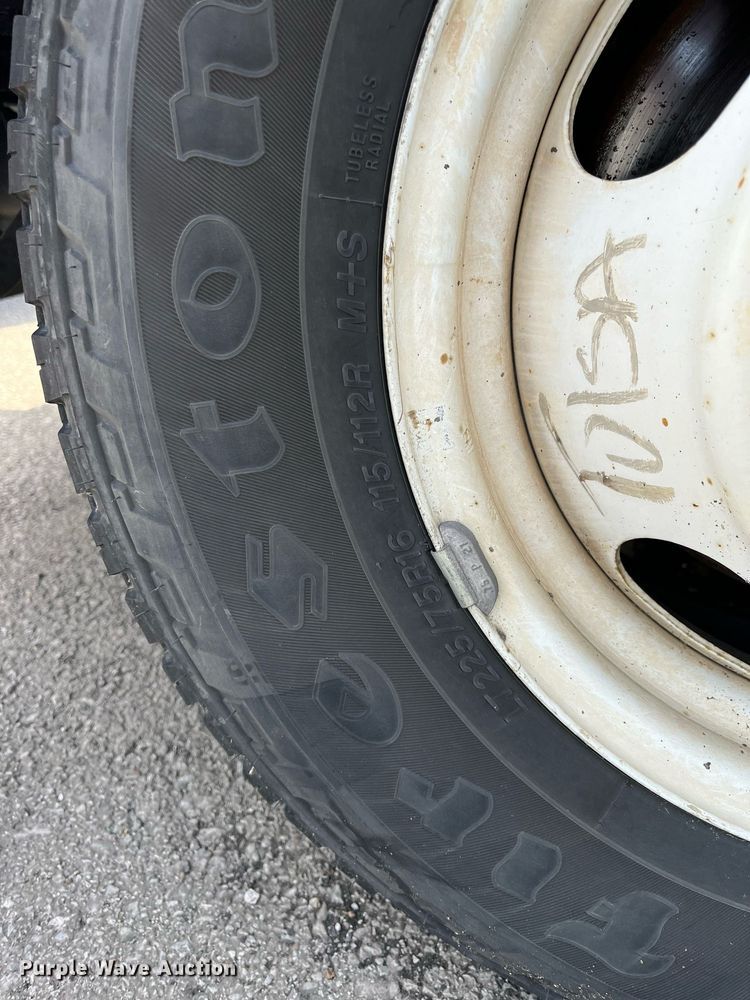 image for item LE9542 2014 Chevrolet Express  shuttle bus