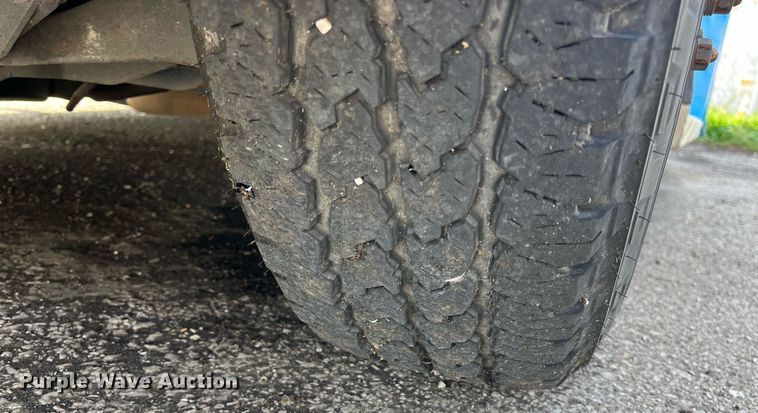 image for item LE9542 2014 Chevrolet Express  shuttle bus