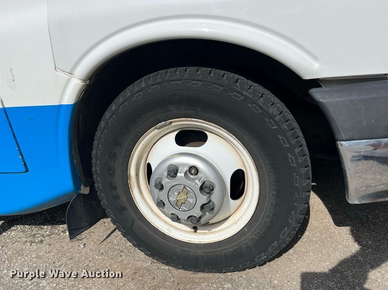 image for item LE9542 2014 Chevrolet Express  shuttle bus