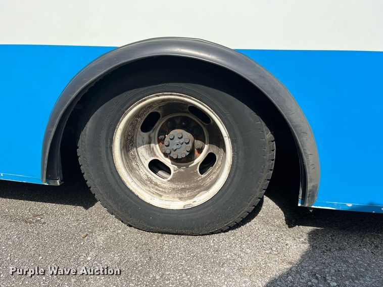 image for item LE9542 2014 Chevrolet Express  shuttle bus