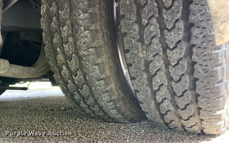 image for item LE9542 2014 Chevrolet Express  shuttle bus