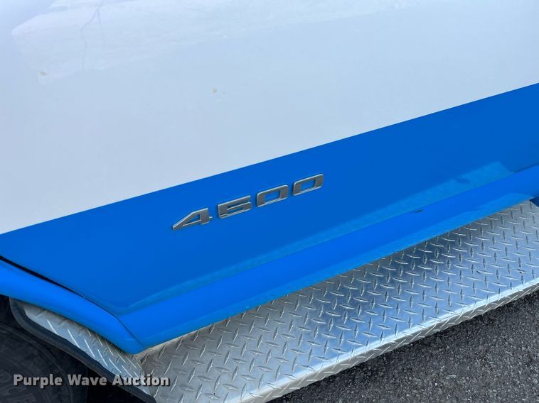 image for item LE9542 2014 Chevrolet Express  shuttle bus