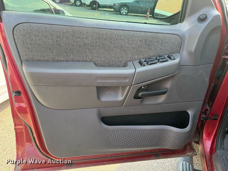 image for item LE9546 2005 Ford Explorer  SUV