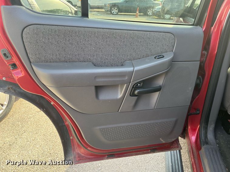 image for item LE9546 2005 Ford Explorer  SUV