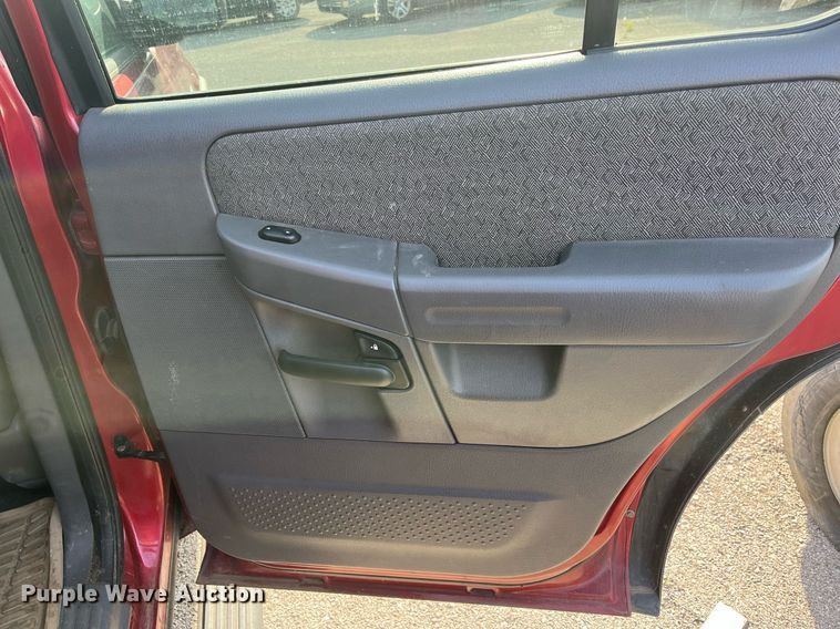 image for item LE9546 2005 Ford Explorer  SUV