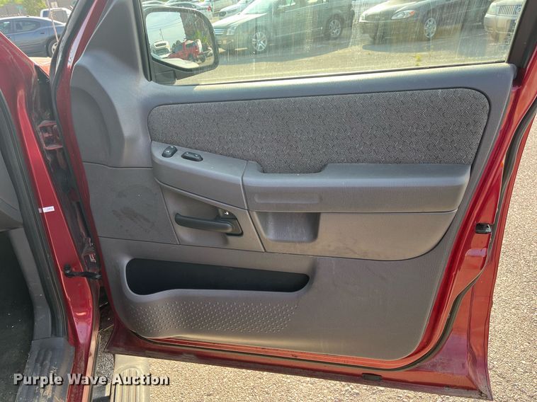 image for item LE9546 2005 Ford Explorer  SUV