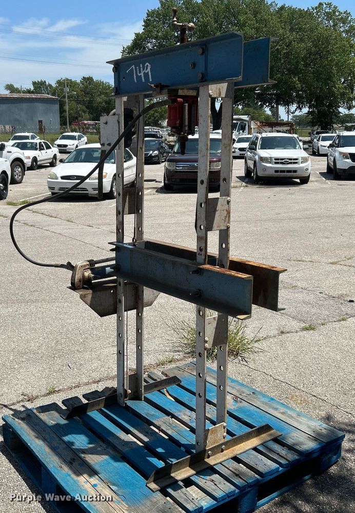 image for item LE9552 Hydraulic press