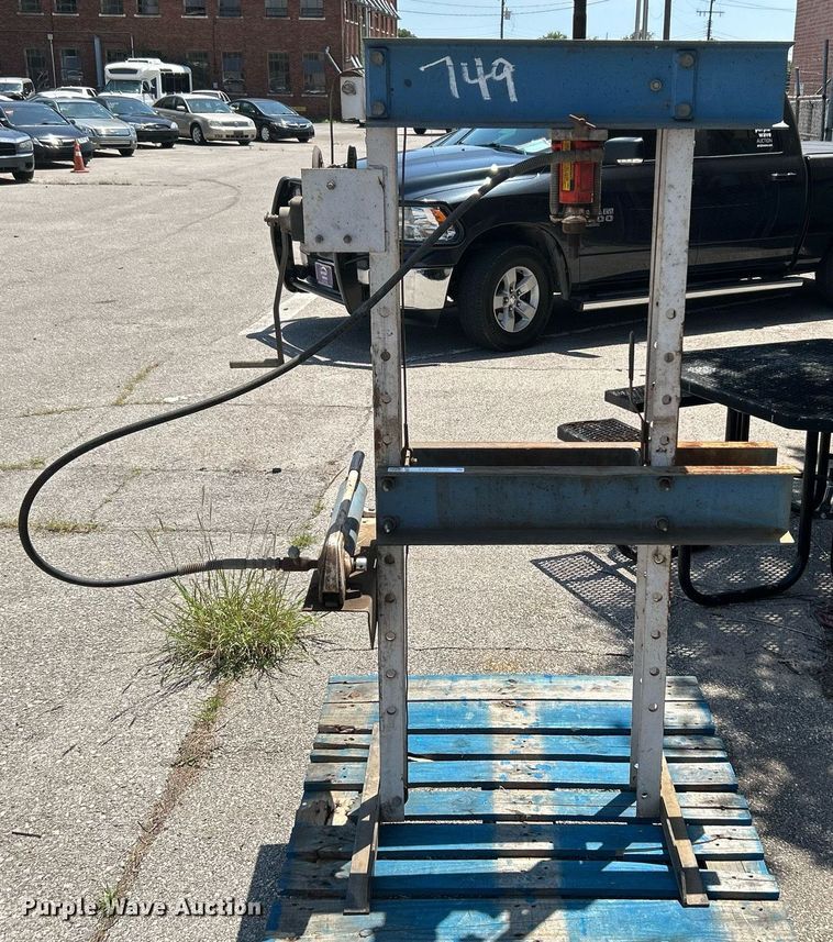 image for item LE9552 Hydraulic press