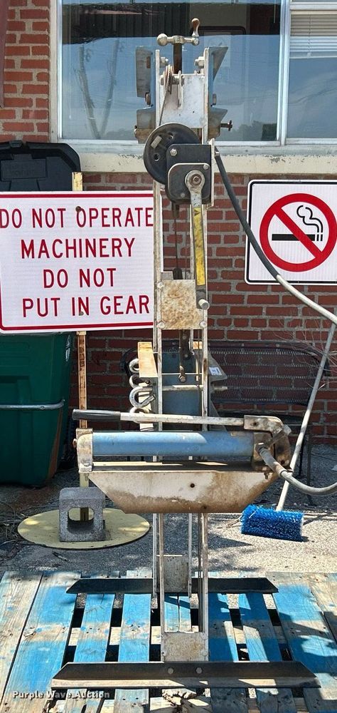 image for item LE9552 Hydraulic press