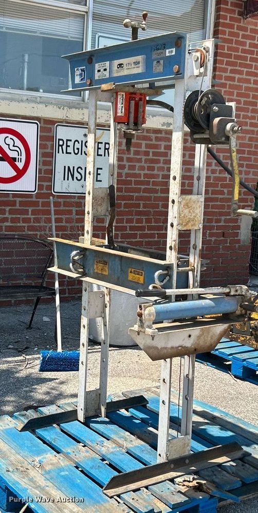 image for item LE9552 Hydraulic press