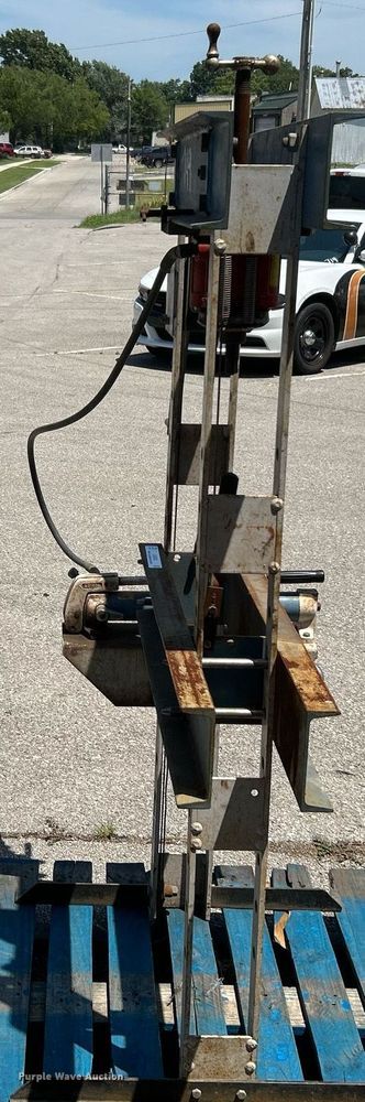 image for item LE9552 Hydraulic press