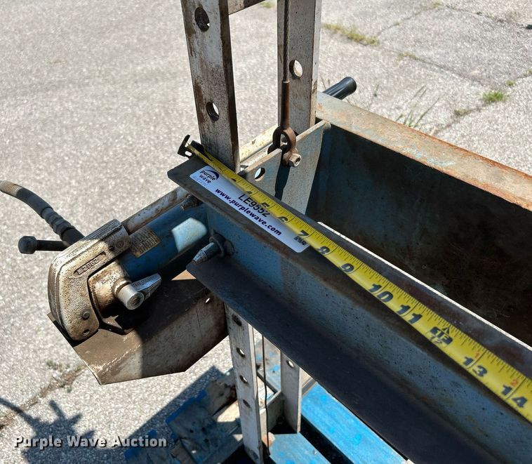 image for item LE9552 Hydraulic press