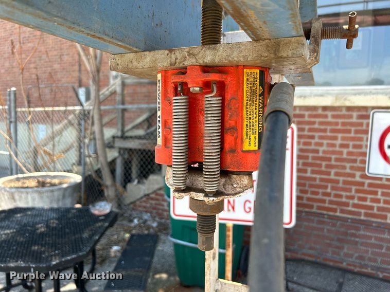 image for item LE9552 Hydraulic press