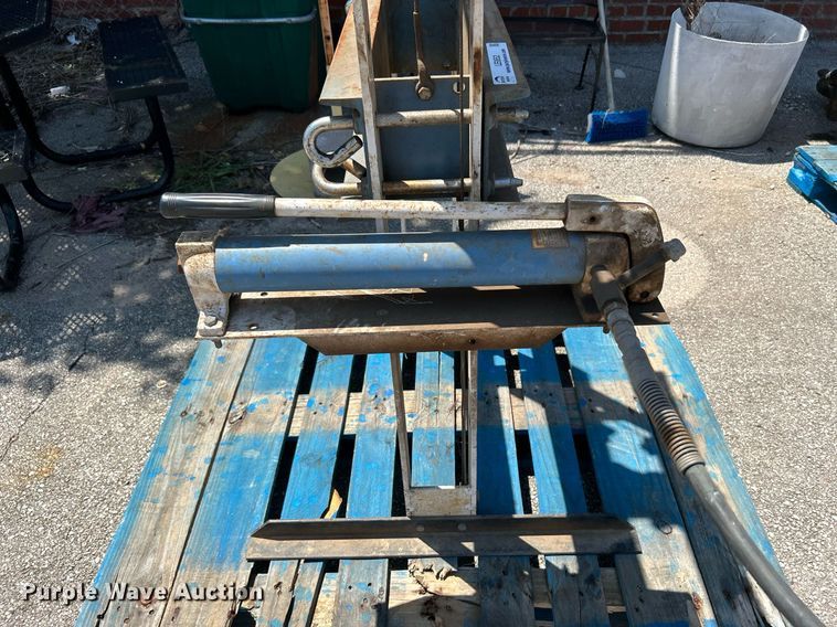 image for item LE9552 Hydraulic press