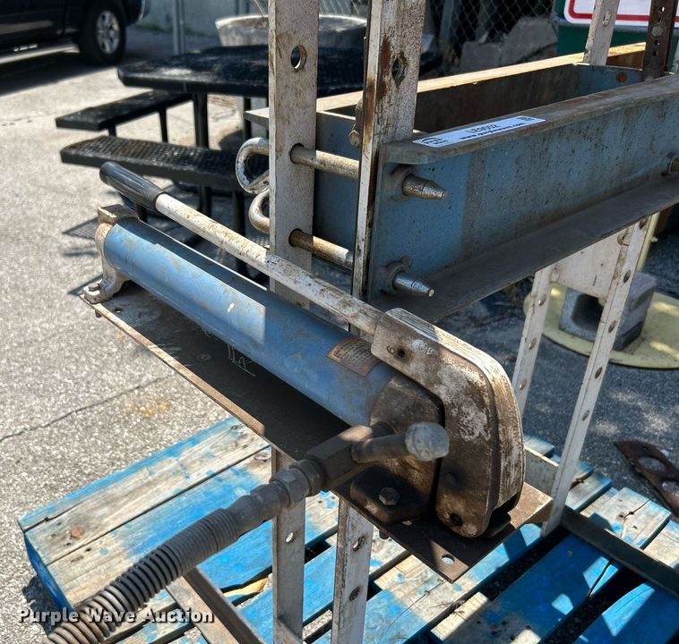 image for item LE9552 Hydraulic press