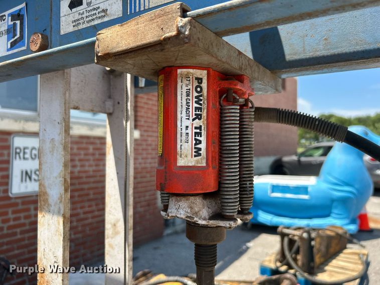 image for item LE9552 Hydraulic press