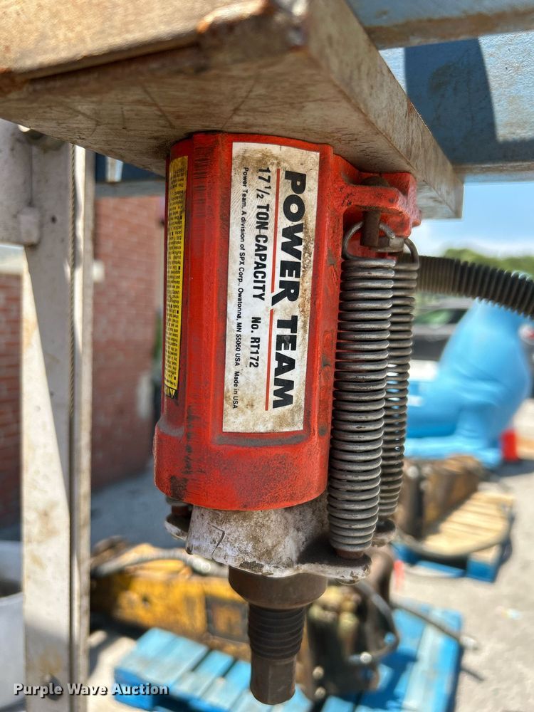 image for item LE9552 Hydraulic press