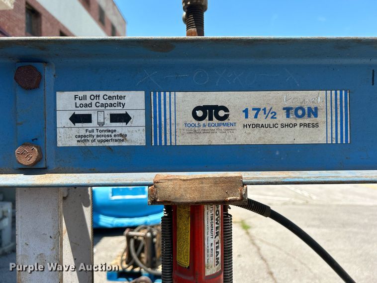 image for item LE9552 Hydraulic press