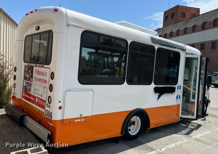 image for item LE9557 2013 Chevrolet Express  shuttle bus