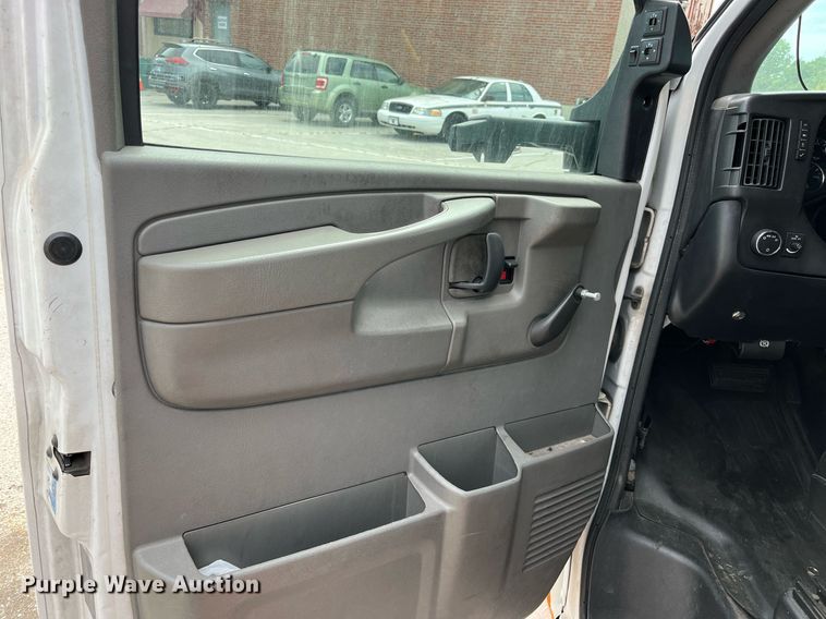 image for item LE9557 2013 Chevrolet Express  shuttle bus