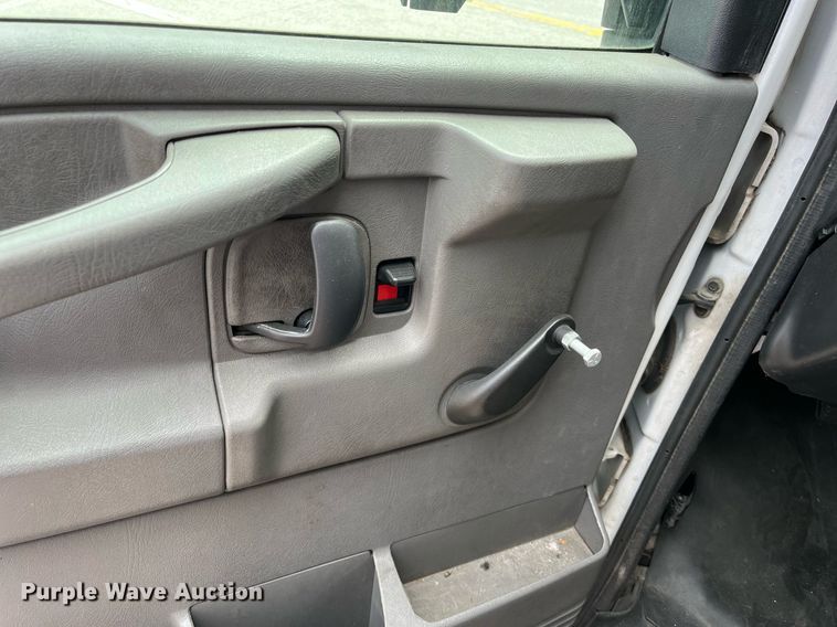 image for item LE9557 2013 Chevrolet Express  shuttle bus