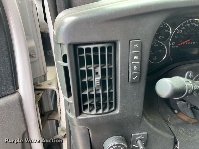 image for item LE9557 2013 Chevrolet Express  shuttle bus