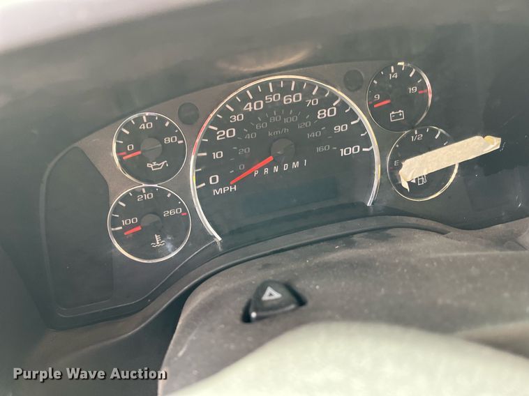 image for item LE9557 2013 Chevrolet Express  shuttle bus