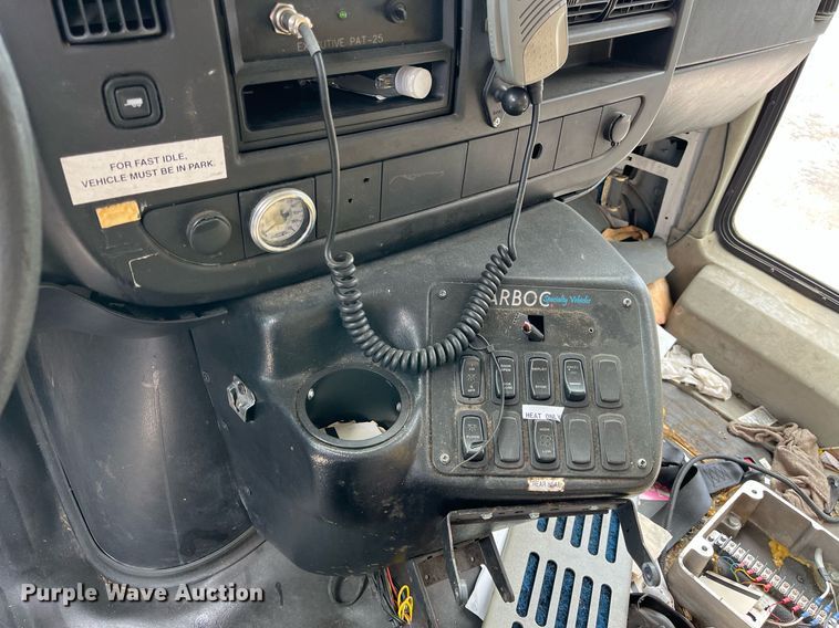 image for item LE9557 2013 Chevrolet Express  shuttle bus