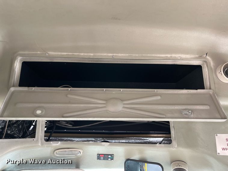 image for item LE9557 2013 Chevrolet Express  shuttle bus