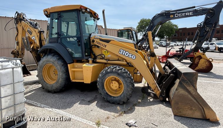 image for item LE9558 2005 John Deere 310SG  backhoe