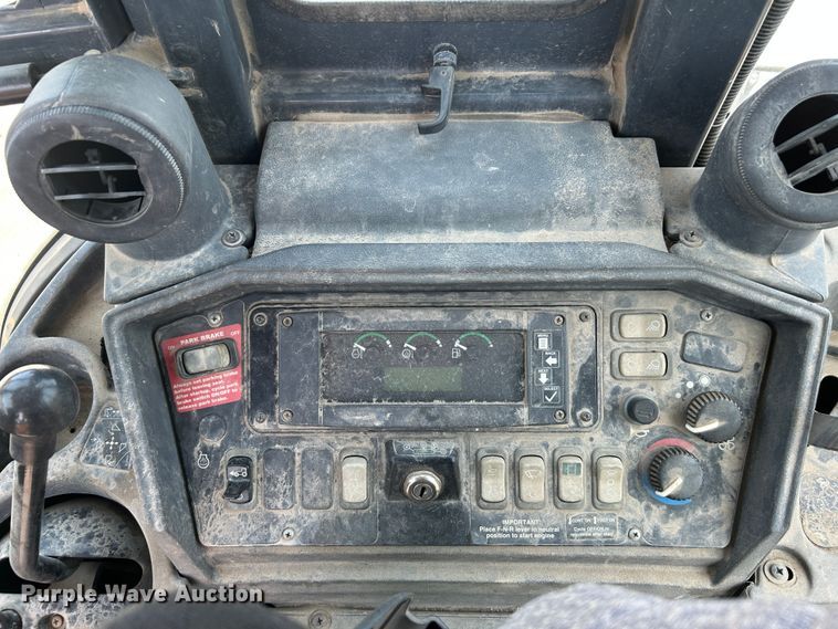 image for item LE9558 2005 John Deere 310SG  backhoe