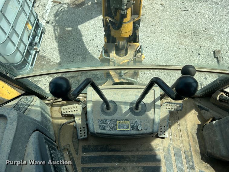 image for item LE9558 2005 John Deere 310SG  backhoe