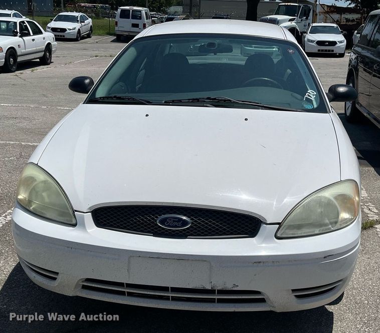 image for item LE9562 2004 Ford Taurus