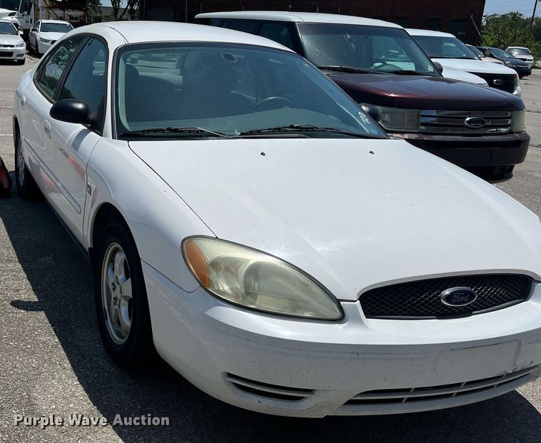 image for item LE9562 2004 Ford Taurus