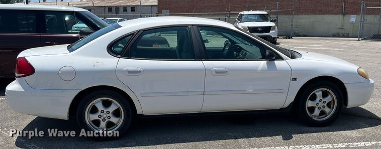 image for item LE9562 2004 Ford Taurus