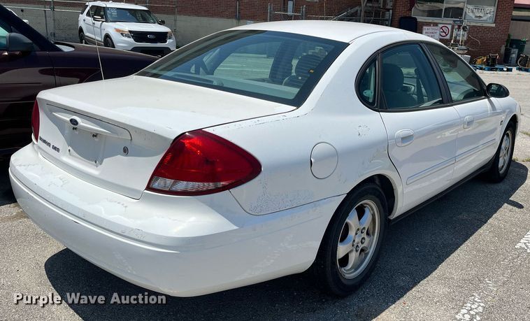 image for item LE9562 2004 Ford Taurus