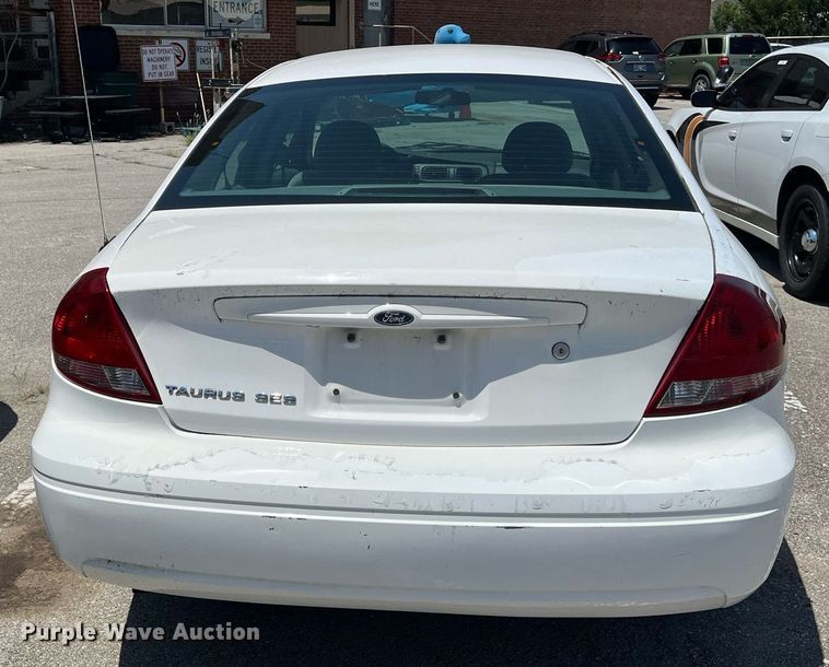 image for item LE9562 2004 Ford Taurus
