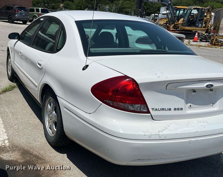 image for item LE9562 2004 Ford Taurus