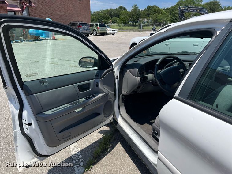 image for item LE9562 2004 Ford Taurus