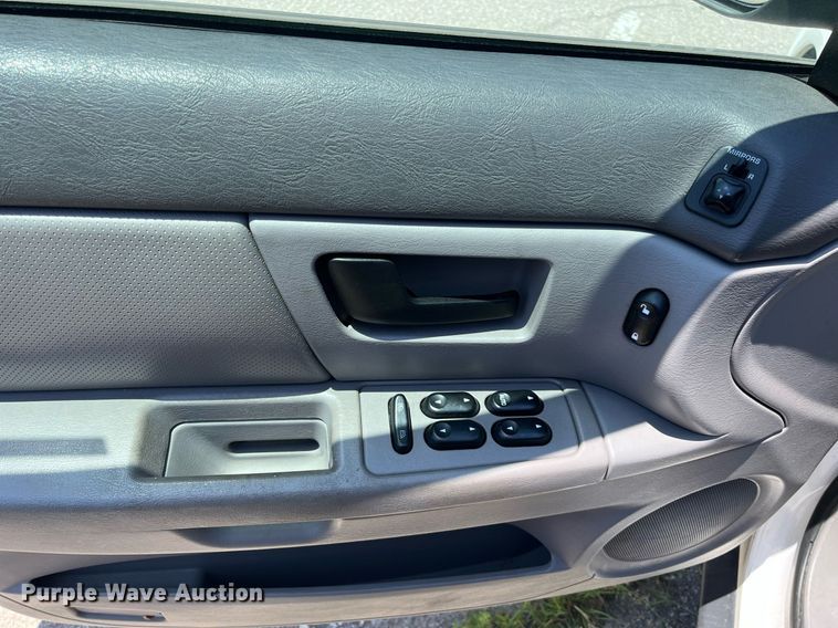 image for item LE9562 2004 Ford Taurus