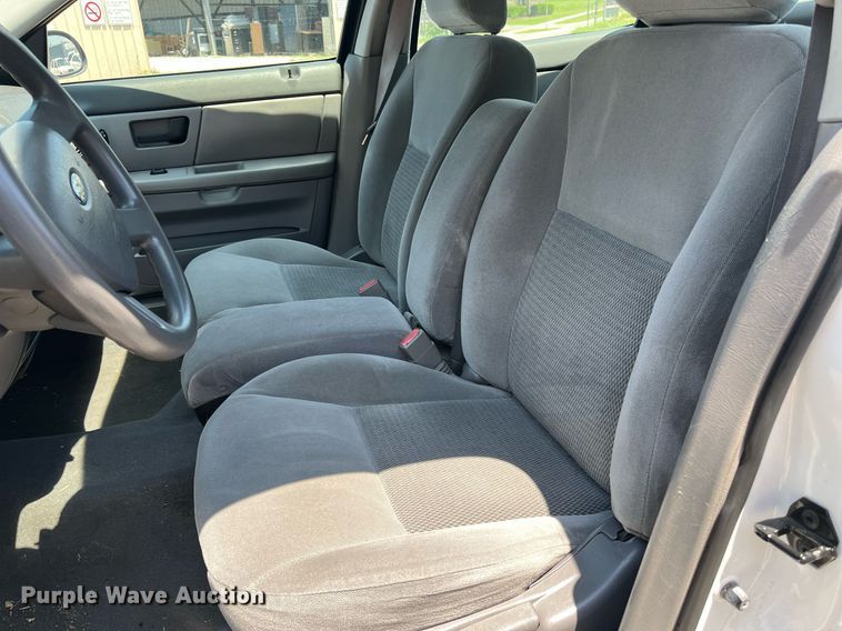 image for item LE9562 2004 Ford Taurus