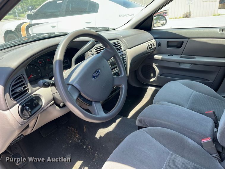 image for item LE9562 2004 Ford Taurus
