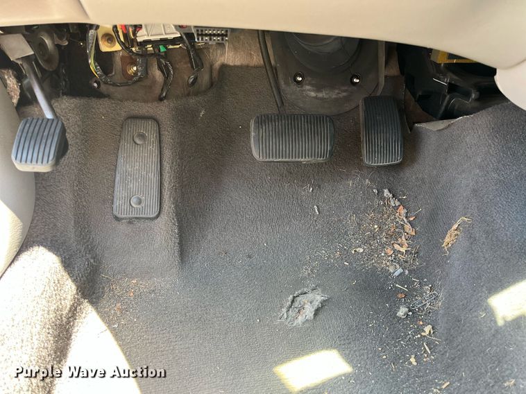 image for item LE9562 2004 Ford Taurus